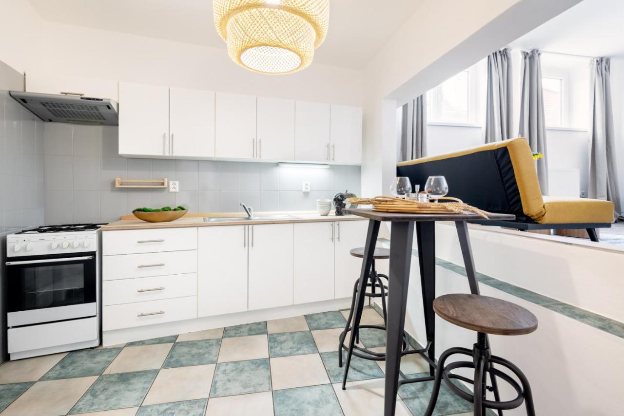 Wine & Bike City Tower Apartments Зноймо Экстерьер фото